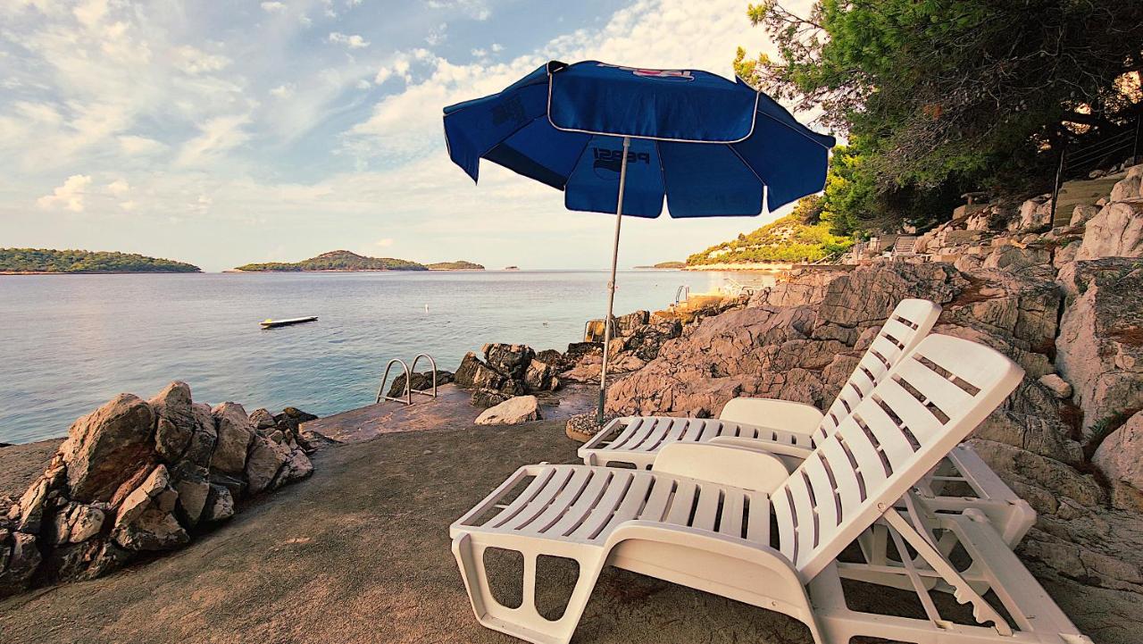 Villa V beach plateau with beach chairs and sunshade