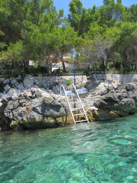 clear blue sea access from the Villa V beach plateau